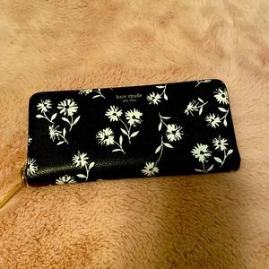 Kate Spade ♠️ Floral Wallet